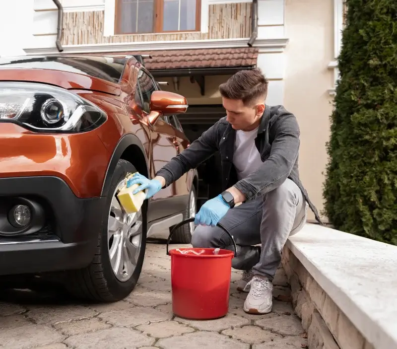 Lavage auto à domicile Saint-Symphorien : professionnel intervenant sur un véhicule